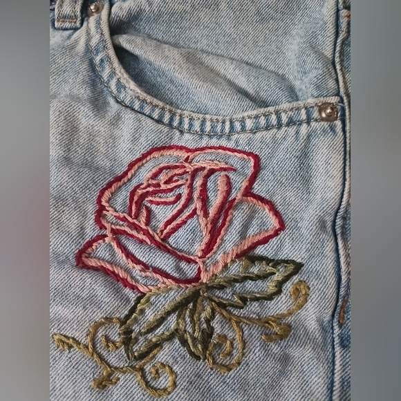🌺🌸CUSTOM Hand-Stitched Flower H&M Divided Distressed Boyfriend Jeans!🌸🌺 - Picture 4 of 6